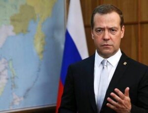 Medvedev, Rusya’nın Batı’nın Yaptırımlarına Yanıt Olarak Yabancı Varlıkları “Millileştirebileceğini” Söyledi
